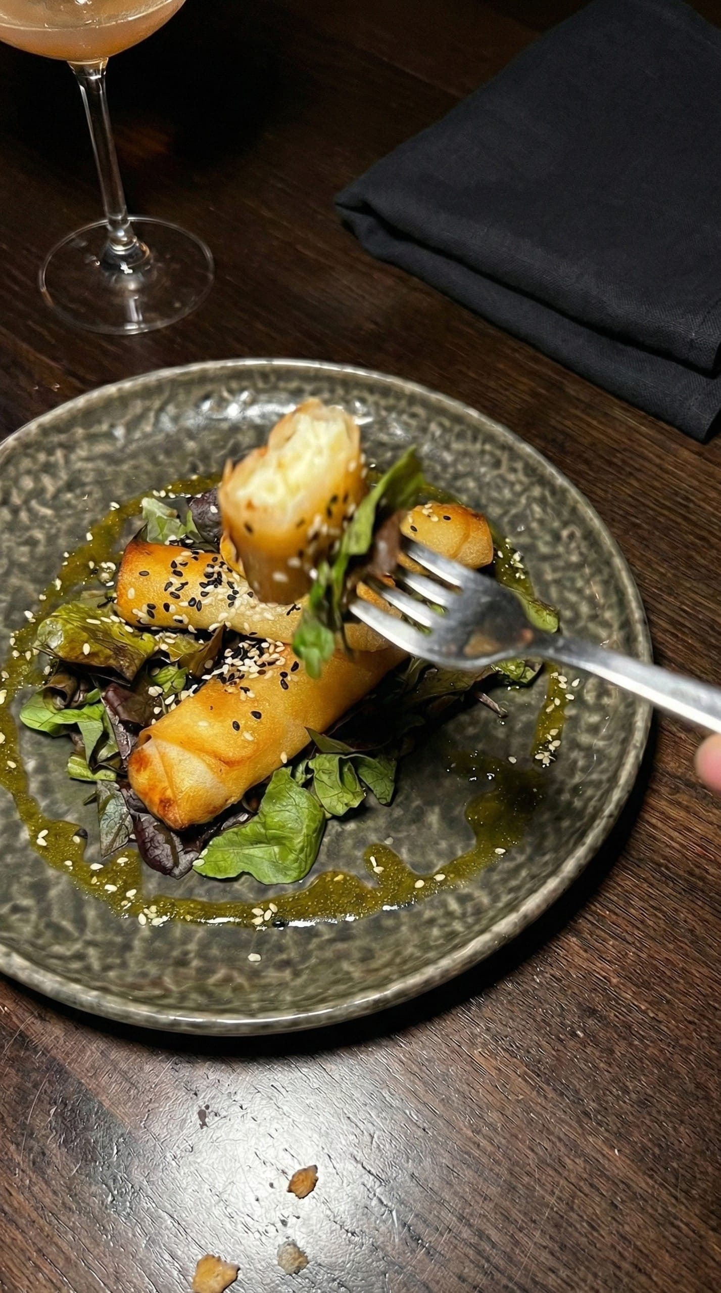 Feuilletés dorés, salade d'herbes