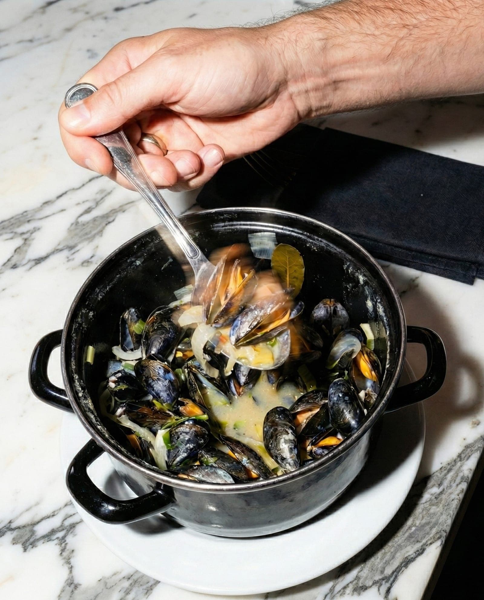 Moules marinières servies en cocotte