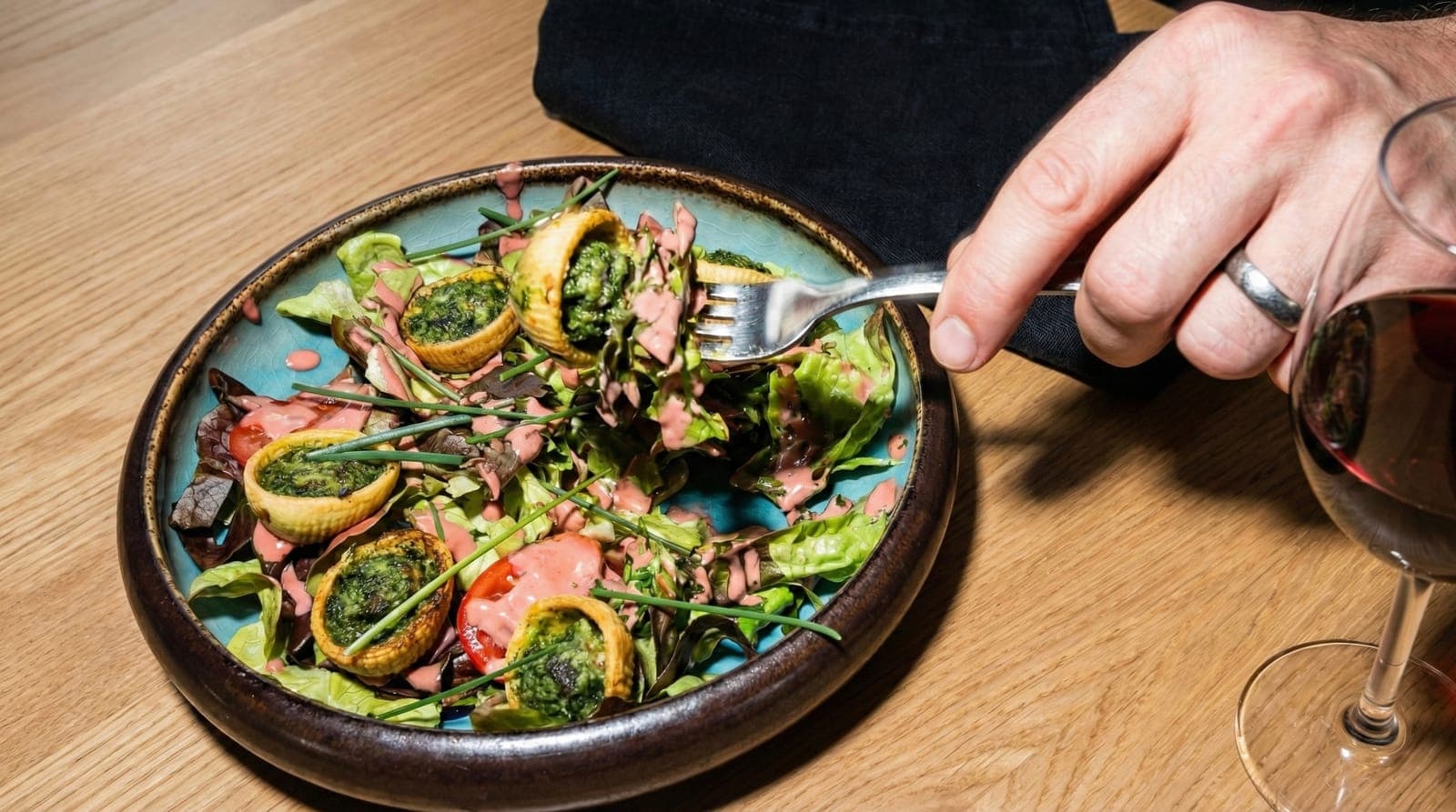 Salade et croustillants d'escargots